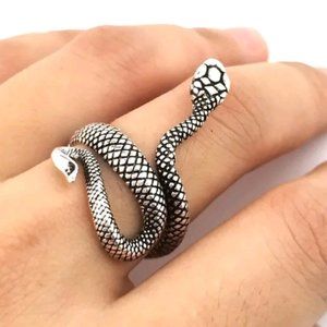 NWT Silver Snake Ring Wrapped Around Finger Man or Woman Fashion Jewelry